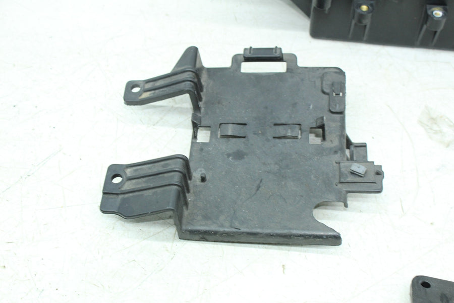 12-16 HARLEY-DAVIDSON ELECTRA GLIDE ULTRA FLHTCU BATTERY TRAY BOX HOLDER ASSY