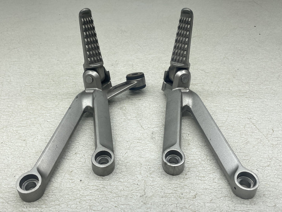 04-05 KAWASAKI NINJA ZX10R REAR BACK PASSENGER PEG SET PAIR