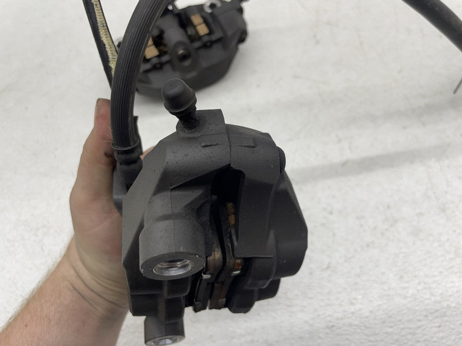 06-07 SUZUKI GSXR600 RIGHT LEFT FRONT BRAKE CALIPER SET PAIR CALIPERS