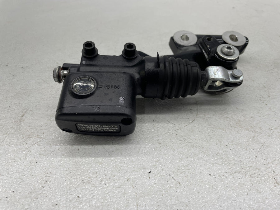 18-23 HARLEY-DAVIDSON STREET BOB REAR BACK BRAKE MASTER CYLINDER W/ MOUNT