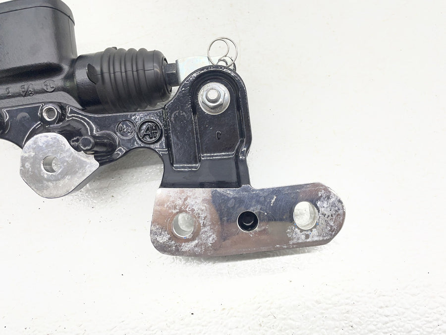 18-23 HARLEY-DAVIDSON STREET BOB REAR BACK BRAKE MASTER CYLINDER W/ MOUNT