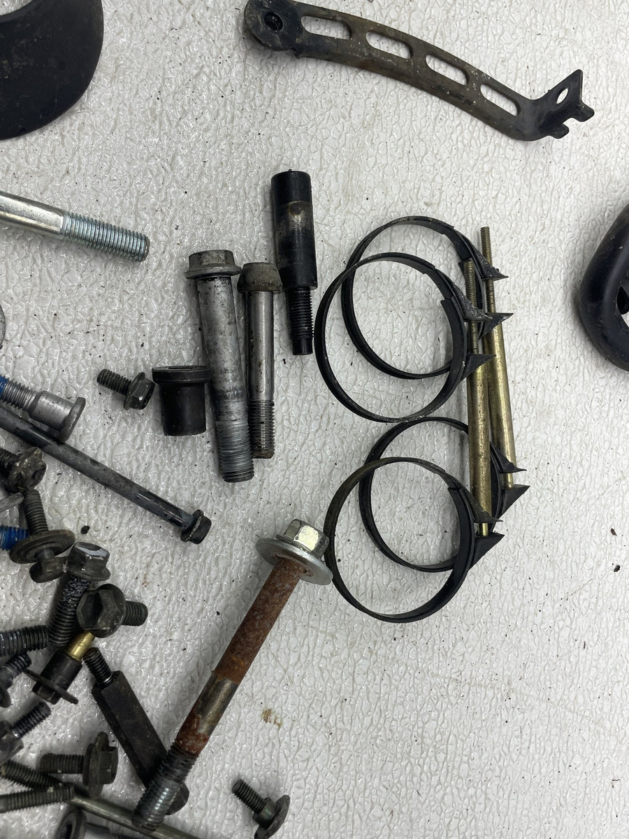 04-05 SUZUKI GSXR750 PARTS HARDWARE FUSE BOX CUSH HORN MOUNT NUTS BOLTS