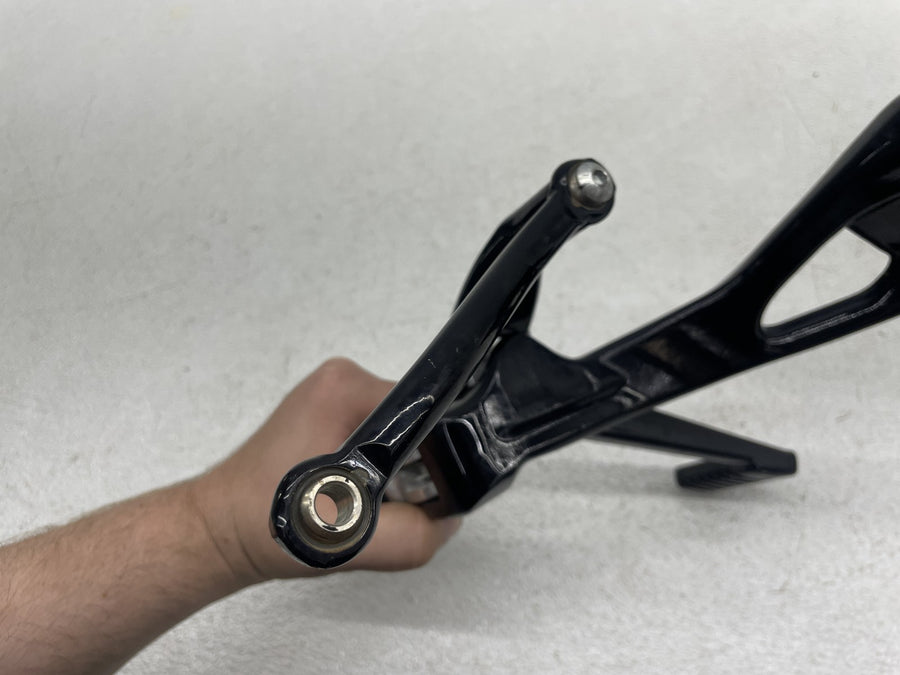 18-23 HARLEY-DAVIDSON STREET BOB RIGHT FRONT FOOT REST PEG STEP W/ BRAKE PEDAL